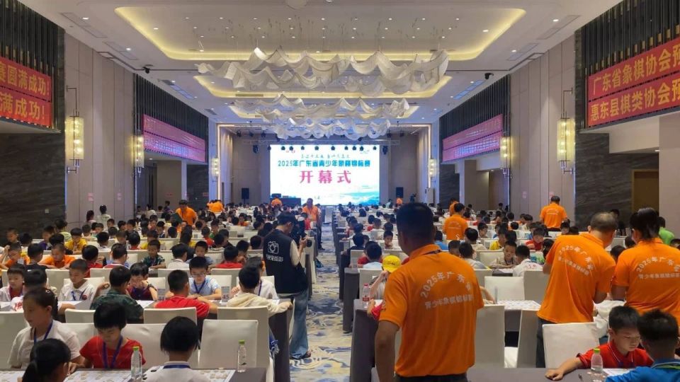 东作为比赛, 邹志远一审